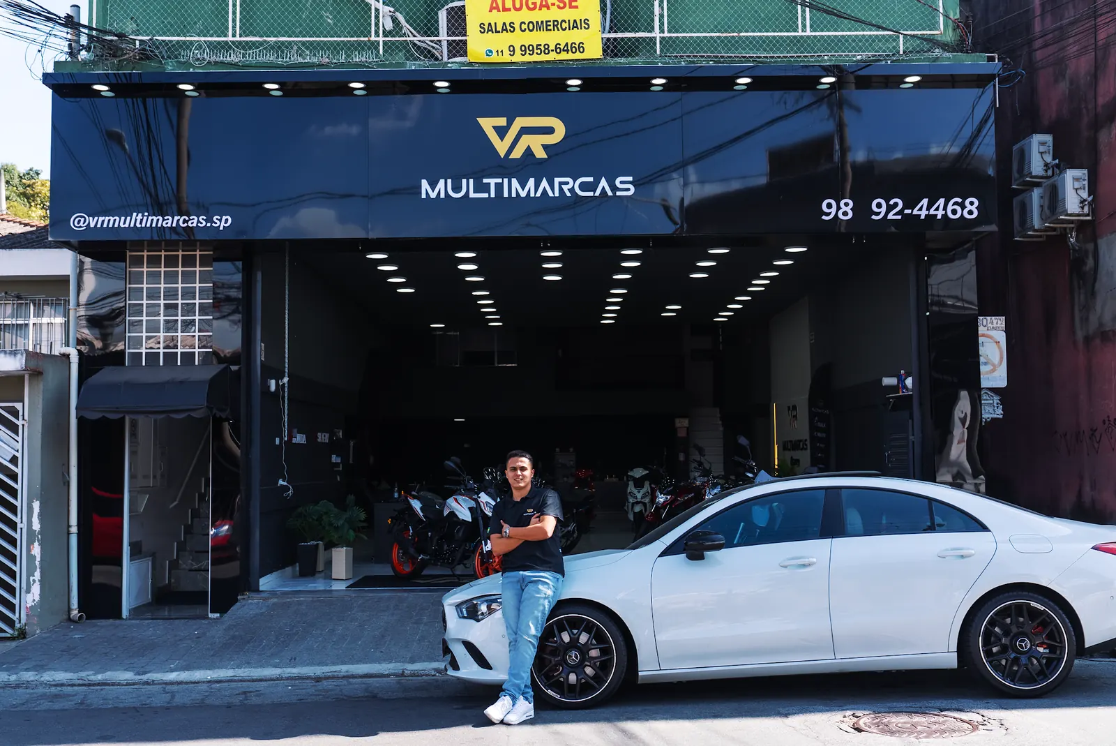 Fachada da VR Multimarcas Osasco com o dono da loja na frente